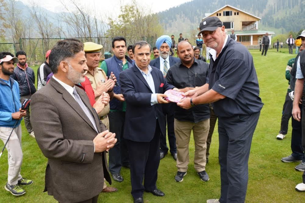 Amitabh Matoo interacts with Australian delegation at Pahalgam
